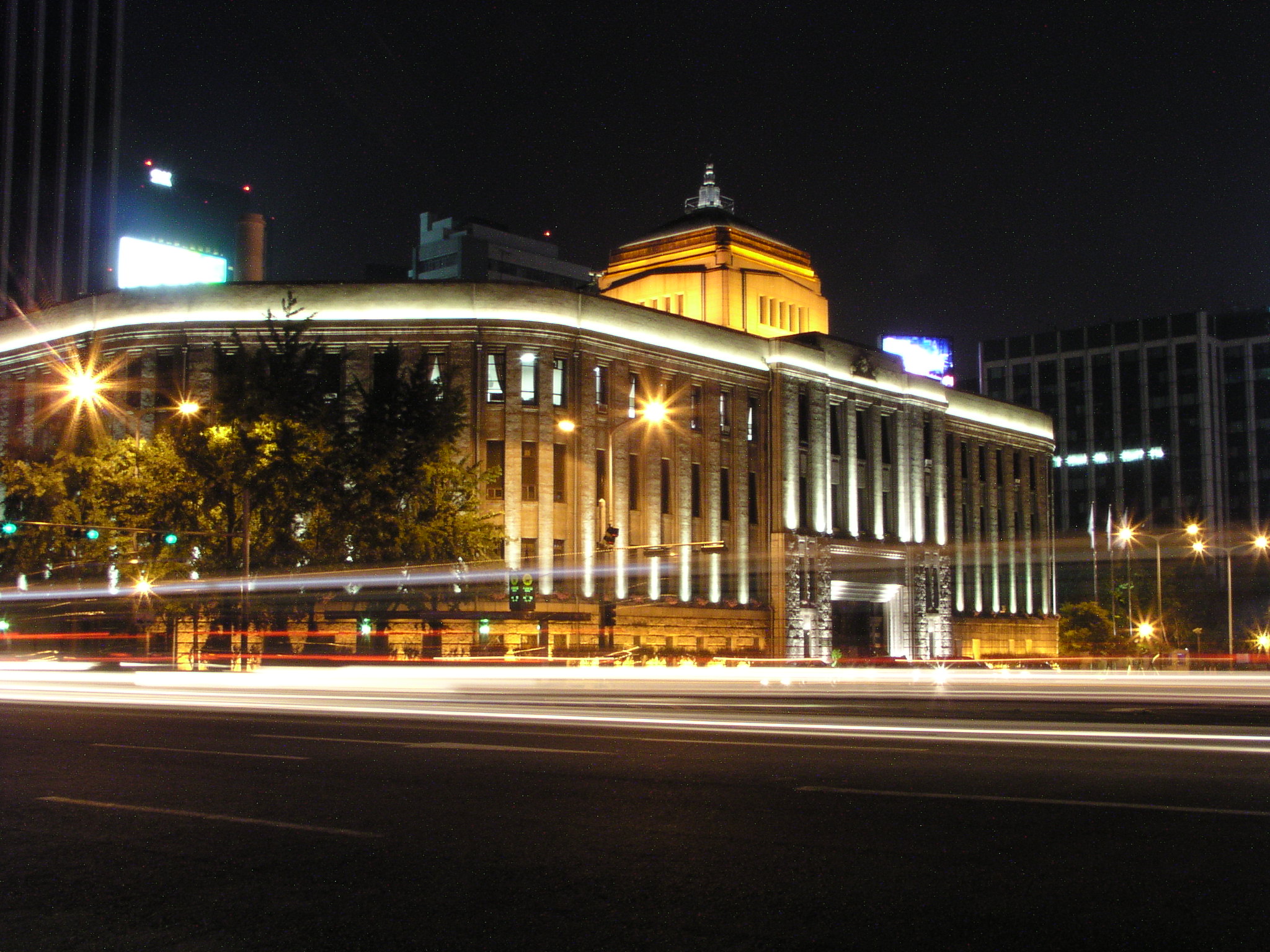 �\�E���s������